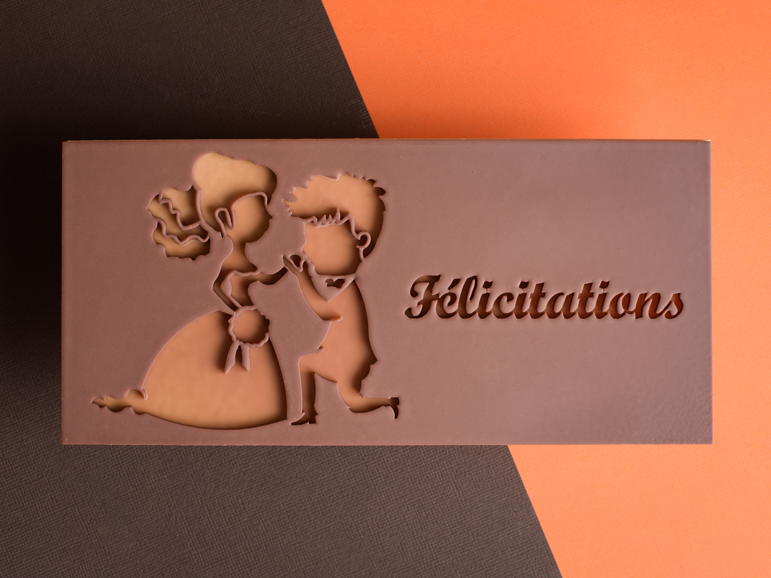 Envie de marquer le coup ? D'offrir un cadeau original ? Faites graver votre tablette en chocolat